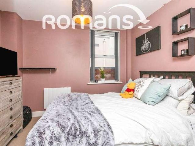 Flat for sale in Heol-las, Surrey