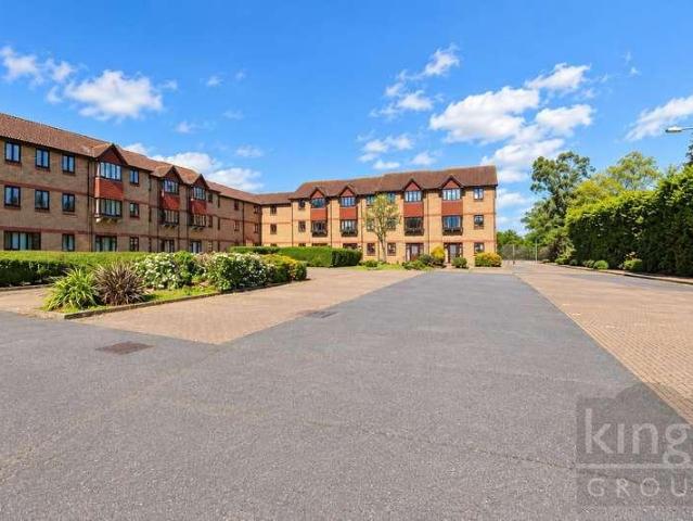 Flat for sale in Waltham Cross, Broxbourne