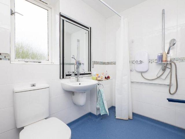 Flat for sale in Hackbridge, Greater London
