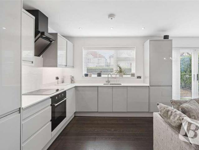 Flat for sale in Gidea Park, Greater London