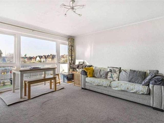 Flat for sale in Beckenham, Elmers End