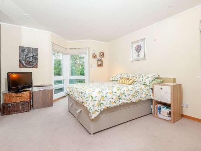 Flat for sale in Strawberry Hill, Greater London