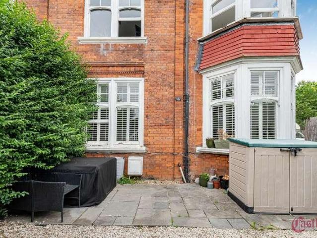 Flat for sale in Bowes Park, Greater London