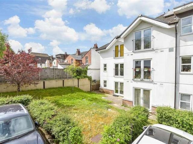 Flat for sale in Hillview, Surrey