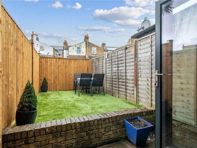 Flat for sale in London Borough of Wandsworth, Greater London