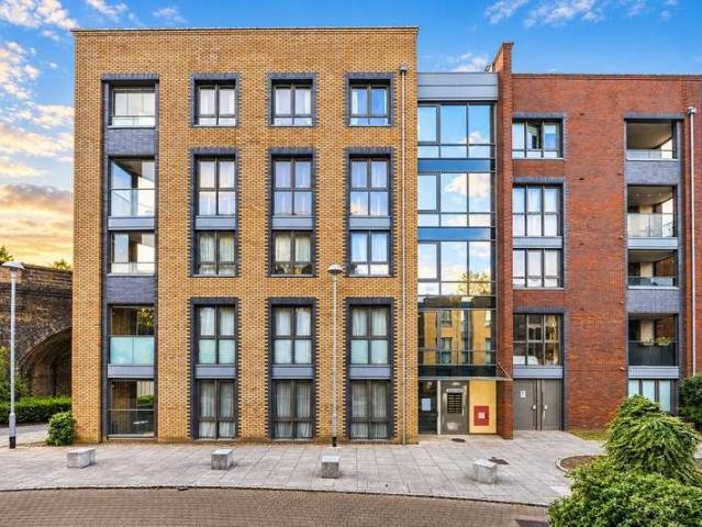 Flat for sale in South Bermondsey, Greater London