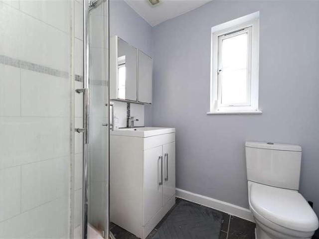 Flat for sale in Tower Hill, Pachesham Park