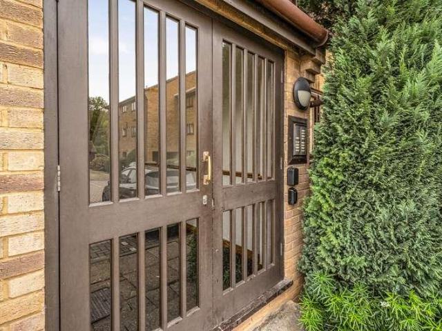 Flat for sale in Clewer New Town, Windsor