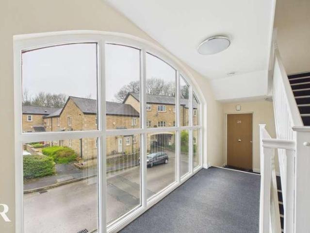 Flat for sale in Wash, Charlesworth