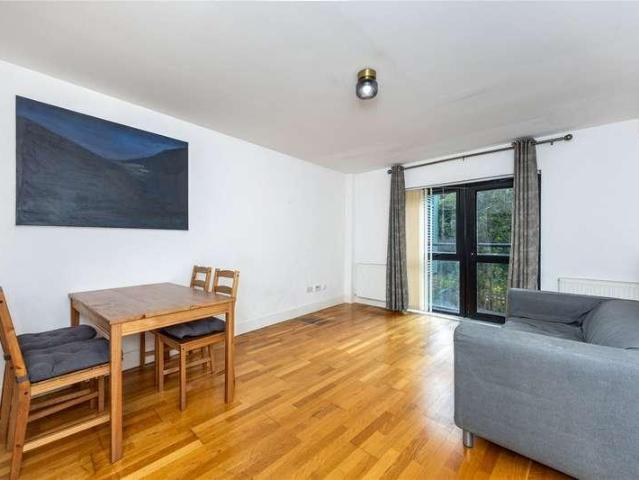 Flat for sale in Hillview, Surrey