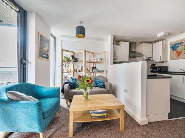 Flat for sale in Bow, Greater London