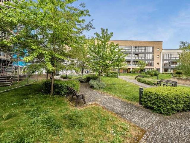 Flat for sale in Dunstable, Central Bedfordshire