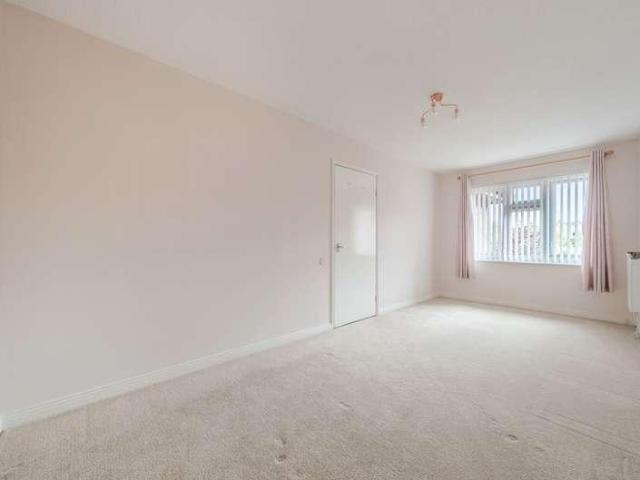 Flat for sale in Woodbridge Hill, Westborough