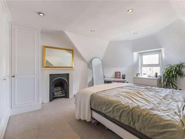 Flat for sale in Stockwell, Greater London