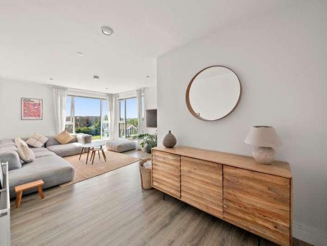 Flat for sale in London Borough of Ealing, Greater London