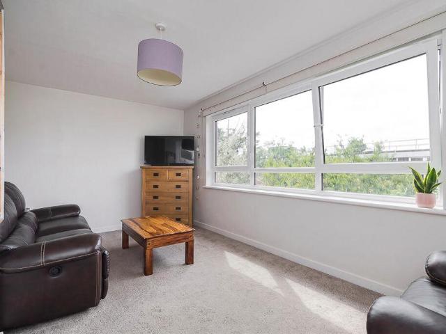 Flat for sale in Roehampton, Greater London
