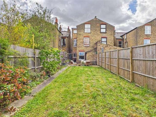 Flat for sale in Streatham, Greater London