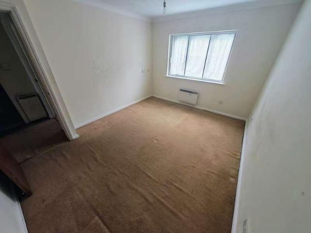 Flat for sale in London Borough of Ealing, Greater London