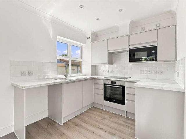 Flat for sale in Tooting Graveney, Greater London