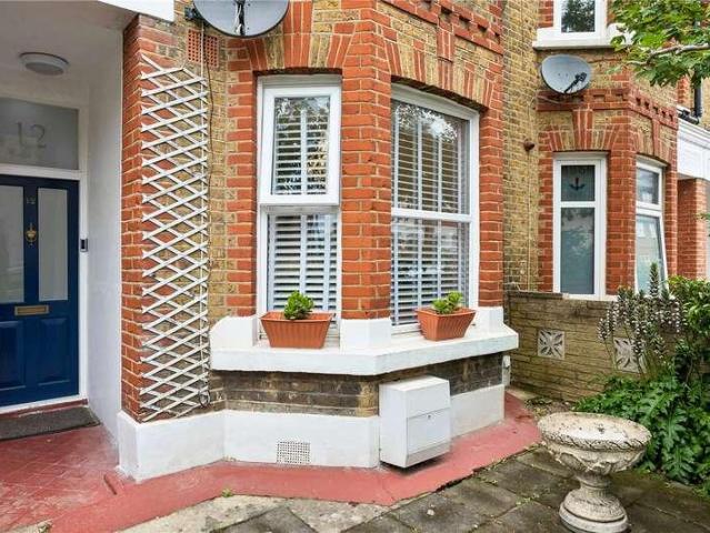 Flat for sale in Furzedown, Greater London