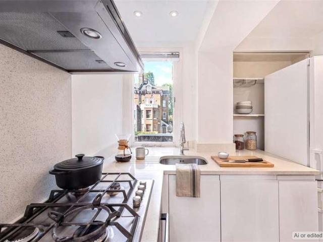 Flat for sale in Belsize Park, Greater London