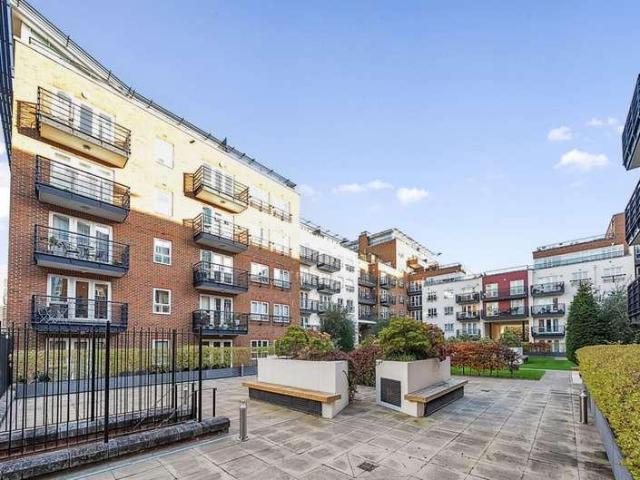 Flat for sale in Kingston Upon Thames, Norbiton