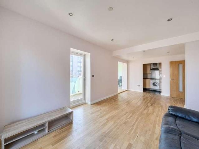 Flat for sale in London Borough of Ealing, Greater London