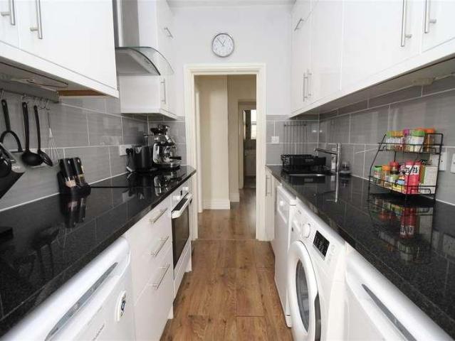 Flat for sale in Alton Barnes, Essex