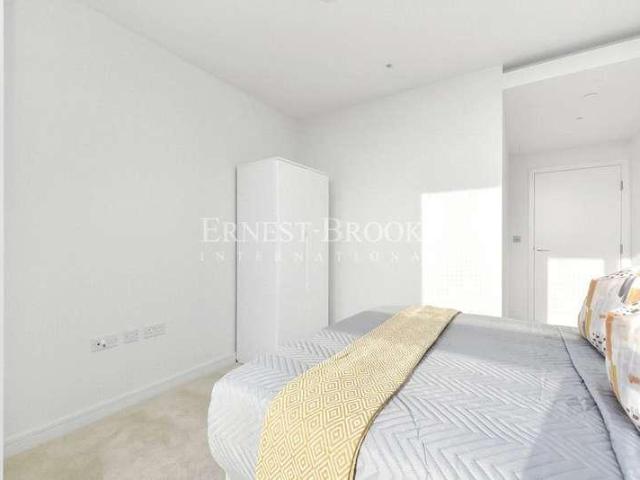 Flat for sale in Isle Of Dogs, Greater London