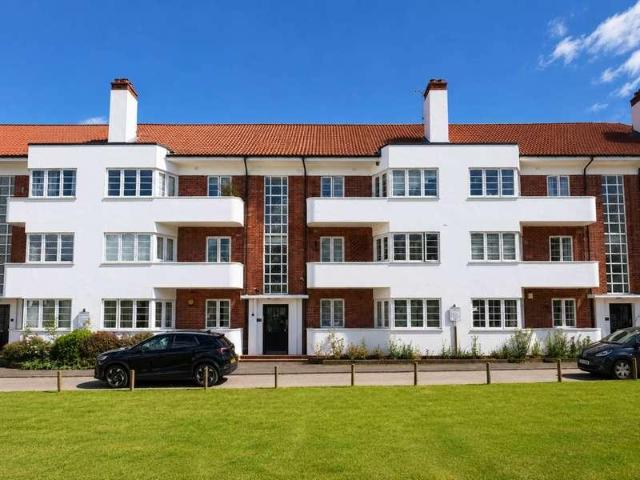 Flat for sale in Elstree and Borehamwood, Borehamwood