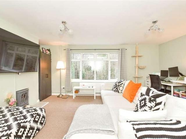Flat for sale in Arundel, Clapham