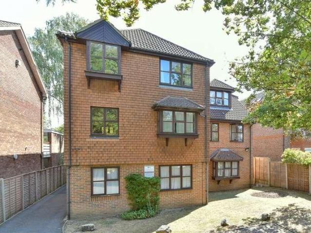 Flat for sale in Carshalton Beeches, Greater London