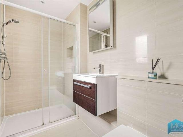Flat for sale in Woodside Park, Greater London