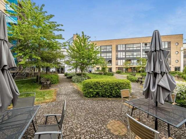 Flat for sale in Dunstable, Bedfordshire