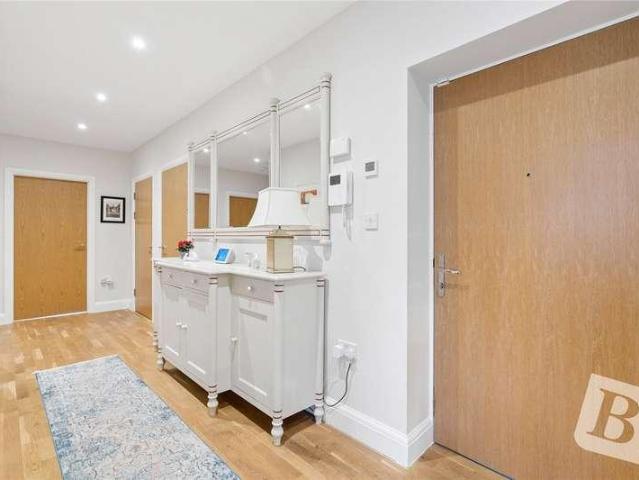 Flat for sale in Upminster, Greater London