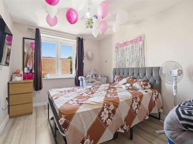 Flat for sale in Slough