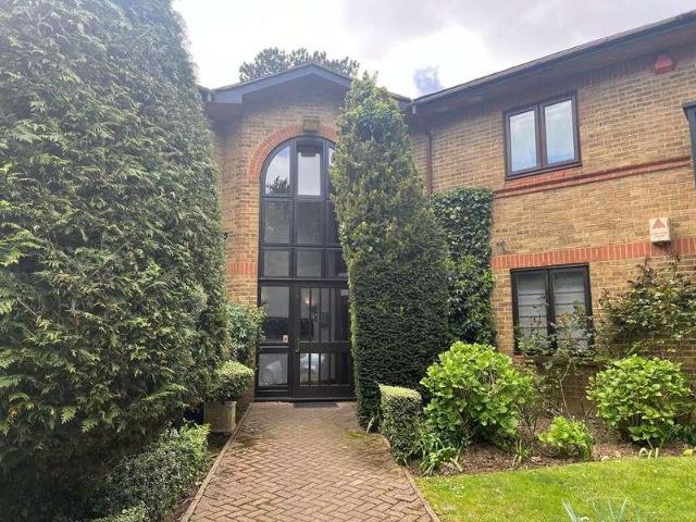 Flat for sale in Bushey