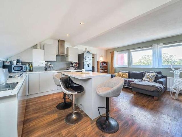 Flat for sale in Penge, Greater London