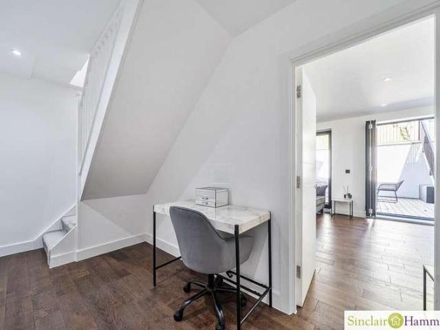 Flat for sale in Hayes, Greater London