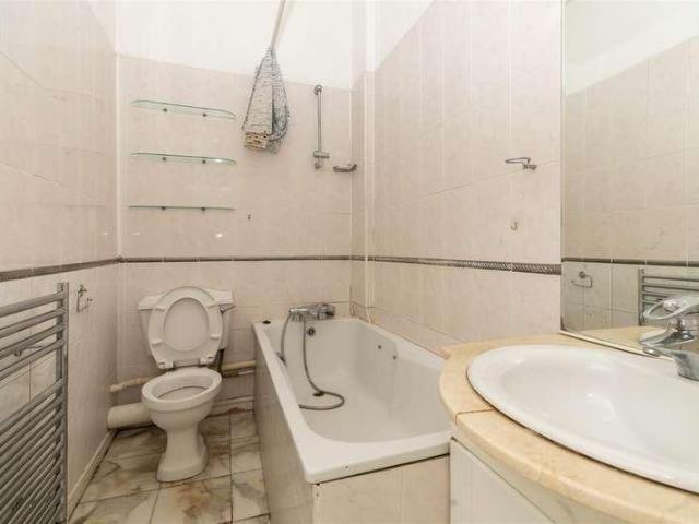 Flat for sale in Hendon, Greater London