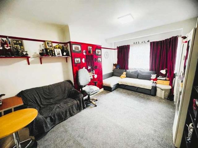 Flat for sale in London Borough of Hounslow, Greater London