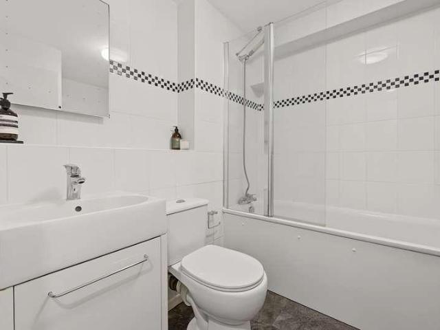 Flat for sale in Highbury, Greater London