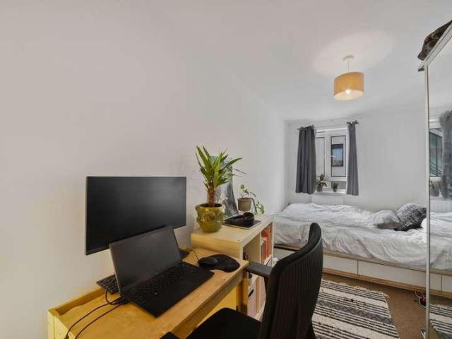 Flat for sale in Stockwell, Greater London