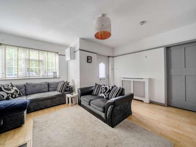 Flat for sale in Woking, Surrey