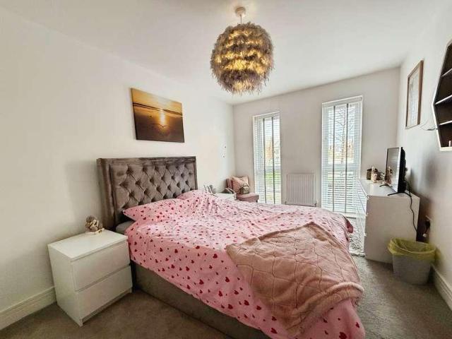 Flat for sale in Buckler's Park, Crowthorne