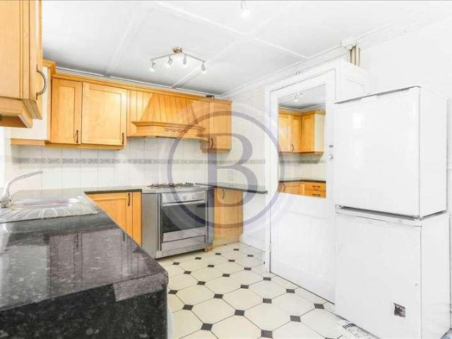 Flat for sale in Holloway, Greater London