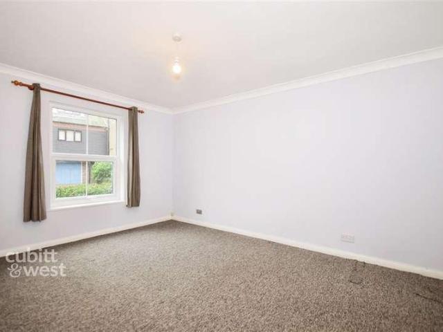 Flat for sale in Arundel, Clapham