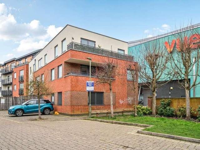 Flat for sale in Heol-las, Surrey