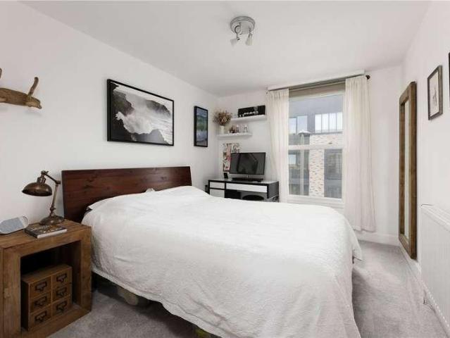 Flat for sale in London Borough of Wandsworth, Greater London