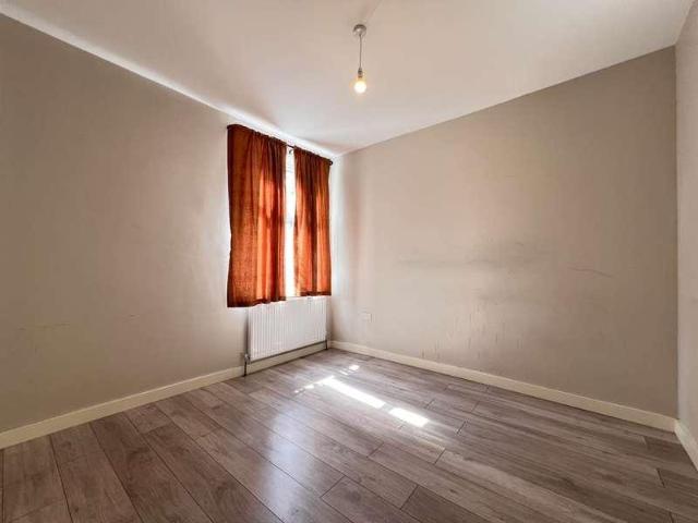 Flat for sale in Leytonstone, Greater London
